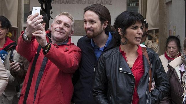 El l�der de Podemos, Pablo Iglesias, junto a la lideresa de Podemos en Andaluc�a, Teresa Rodr�guez