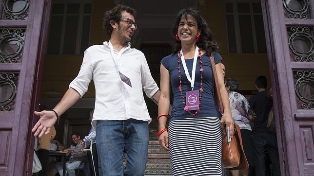La secretaria general de Podemos en Andalucía, Teresa Rodríguez, junto a José María González Santos, "Kichi", su pareja y candidato a la Alcaldíade «Por Cádiz sí se puede»