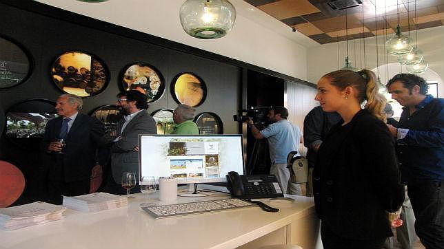 Una azafata muestra la nueva cara del vino de Jerez