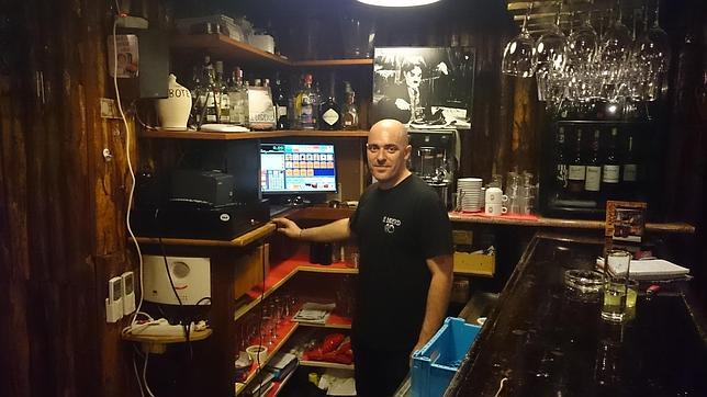 Juan Carlos Miranda, en su bar en Mairena del Alcor