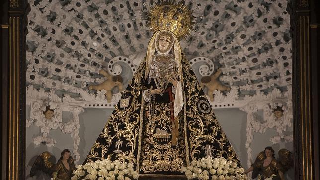 La Virgen de los Dolores, vestida con el manto de Alburquerque y la saya del cordero