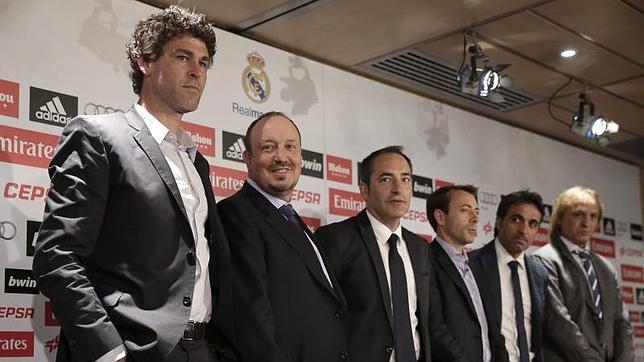 Campos y Valero, con el staff de Rafael Ben�tez