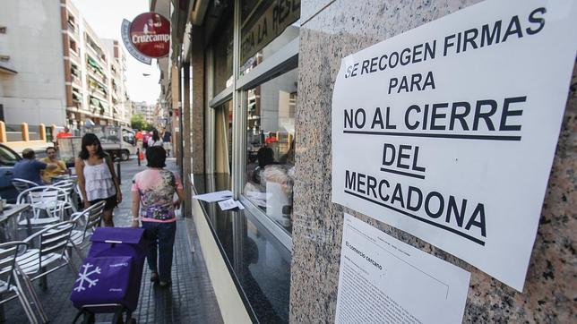 Cartel en uno de los establecimientos de la calle Previsi�n contra el cierre del Mercadona