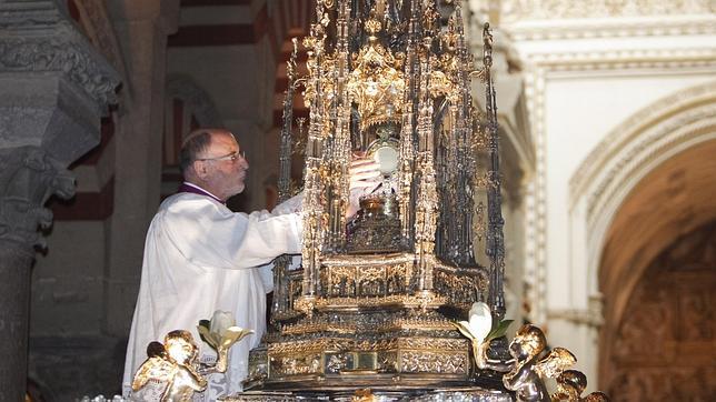 Instante en el que un sacerdote coloca a Jes�s Sacramentado en la Custodia de la Catedral