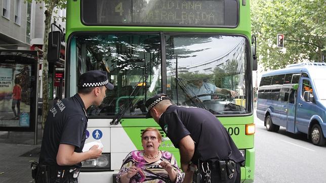 Rosario Caballero durante su protesta contra los fallos en las rampas de los autobuses cordobeses