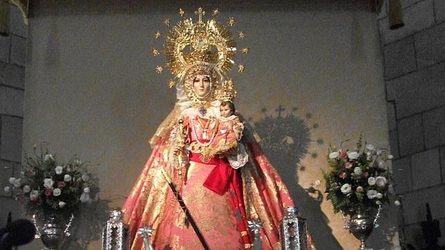 La Virgen de la Salud de Castro del R�o Coronada en su altar
