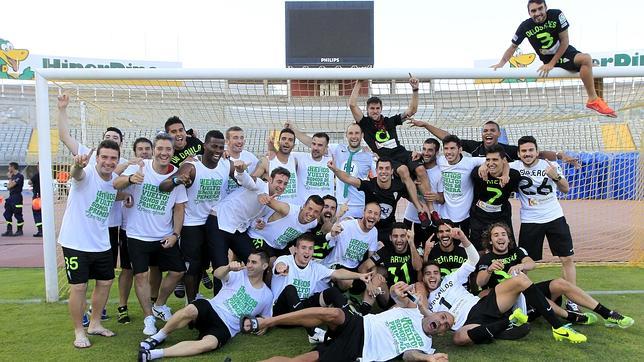 La plantilla celebra el ascenso ante la porter�a en la que marc� Ulises D�vila