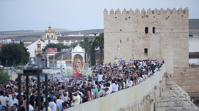 La Virgen de la Sierra cruza el Puente Romano camino de la Catedral