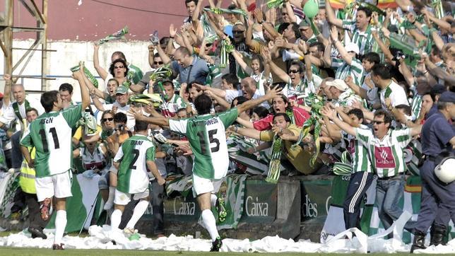 Dani celebra el gol del ascenso con la aficin