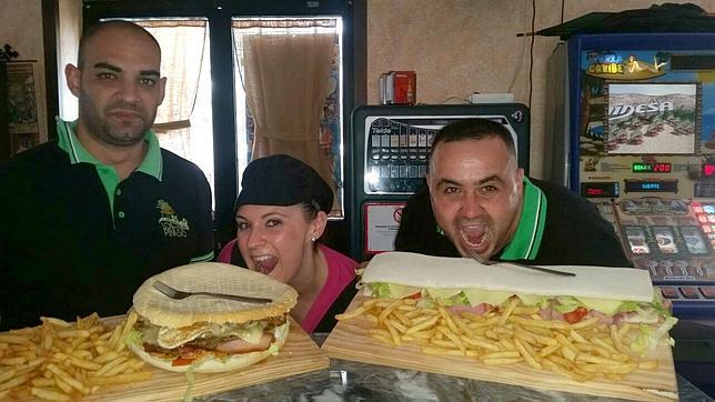Personal del restaurante Los Pinos (El Coto), con la �maxiburguer� y el �supers�nchich�