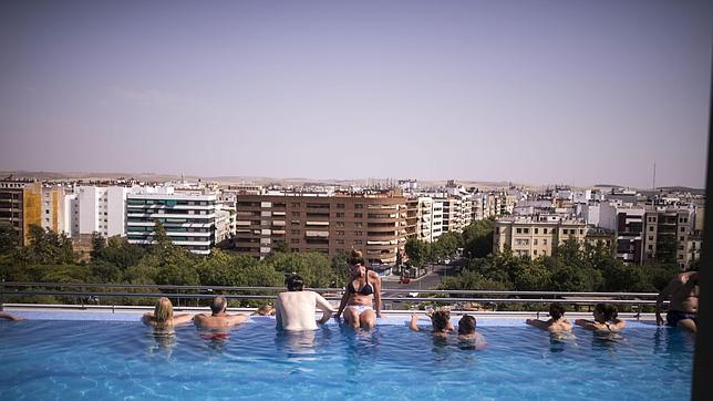 Clientes del Hotel C�rdoba Center se refrescan en la piscina