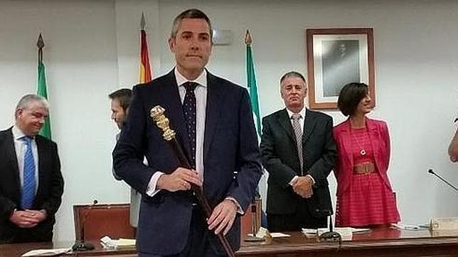 El alcalde de Mijas, Juan Carlos Maldonado (C's), con su primer teniente de alcalde despose�do de competencias, �ngel Nozal, detr�s a su izquierda