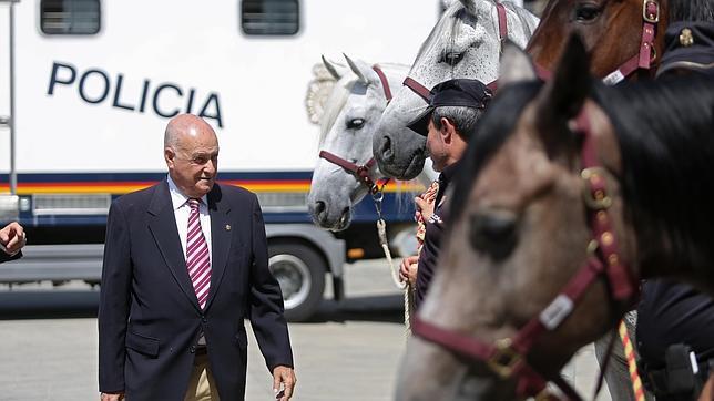 El ingeniero agr�nomo sevillano Antonio Rodr�guez de la Borbolla con los caballos que ha donado a la Polic�a Nacional