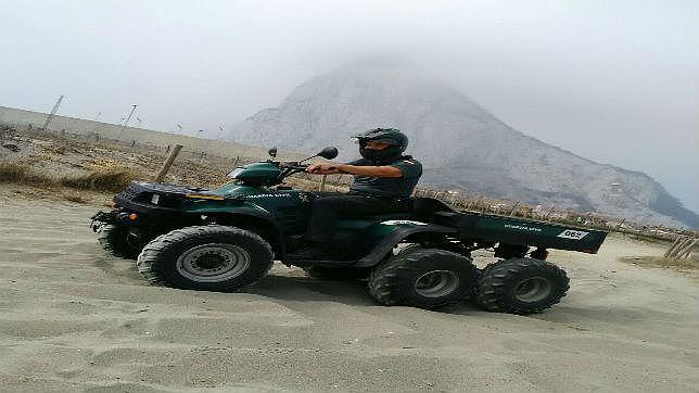 Un quad de la Guardia Civil patrulla por La L�nea