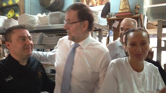 Mariano Rajoy, junto al personal del restaurante Rogelio Le�n