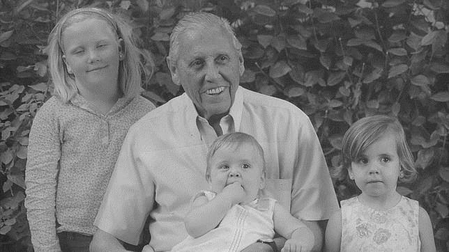 Carlos Beca Iglesias junto a sus nietas