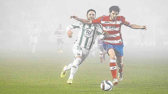 Florin pelea con Mainz durante un Córdoba-Granada