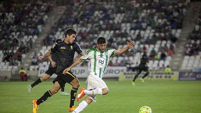 Nando intenta escaparse de un defensa del Granada