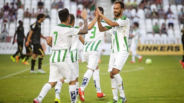 Deivid felicita a Pineda en la celebraci�n por su asistencia en el 2-0 de Nando