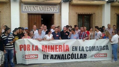 Pancarta pidiendo la reapertura de la mina frente al Ayuntamiento de Aznalcóllar