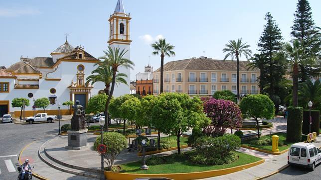 Centro de Dos Hermanas, con la iglesia parroquial al fondo