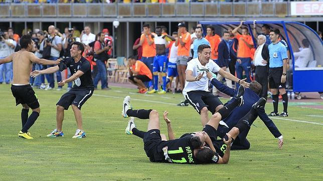 La plantilla del Crdoba celebra el gol del ascenso a Primera de hace un ao