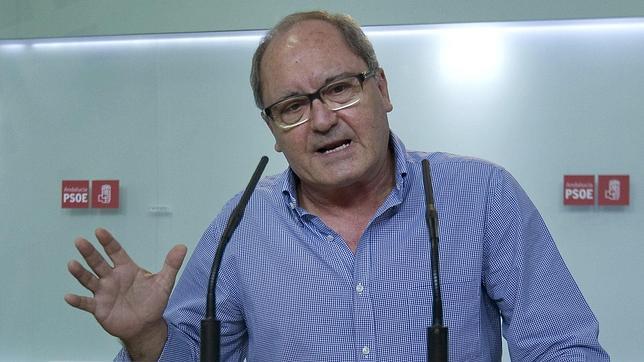 Juan Cornejo, cuyo hijo ha sido contratado en la Diputaci�n de C�diz