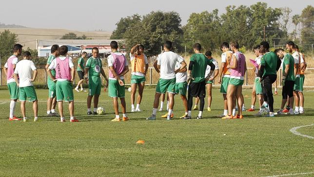 La plantilla del Córdoba CF, en un entrenamiento de esta semana en la Ciudad Deportiva