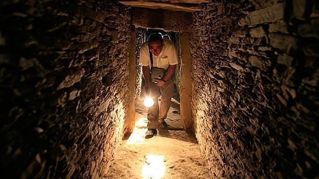Interior del dolmen de La Pastora, en Valencina de la Concepci�n