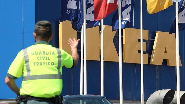 Un guardia civil regula los accesos a Ikea