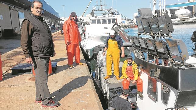 Ambrosio Varo, junto a la tripulaci�n del Elvimar en el puerto de Barbate