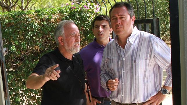 Juan Espadas, con el director del distrito al que destituy�, David Rosendo, de morado