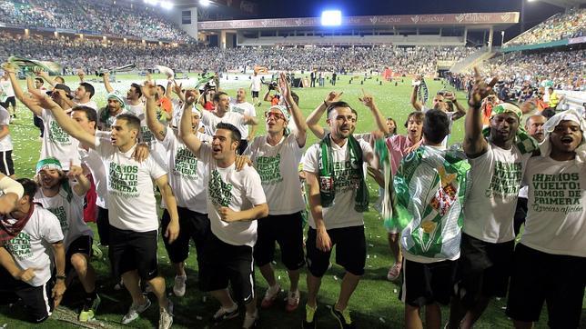 La plantilla del Crdoba CF celebra el ascenso a Primera en la fiesta con la aficin en junio de 2014