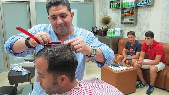 Guillermo Caballero trabajando en su barber�a de Lebrija