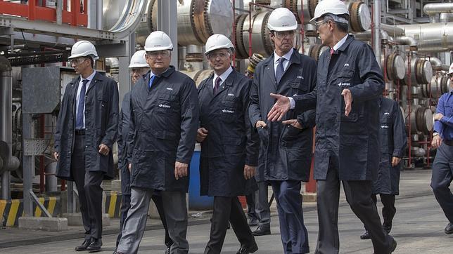 Antonio Sanz Cabello, delegado del Gobierno en Andaluc�a , Jos� Antonio Aguera director Cepsa huelva , Jos� Manuel Soria ministro de Industria y Pedro Miro,  vicepresidente Cepsa