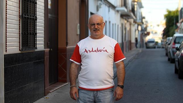 Manuel Mej�as, en una de las calles de su barriada