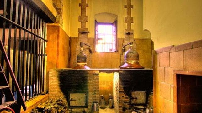 Interior de la destiler�a de An�s Los Hermanos. Fuente: anispacharanylicoresdecarmona.com