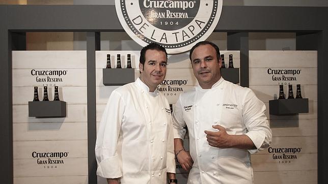 �ngel Le�n, a la derecha, con Carlos Caballero,  ganador del a�o pasado