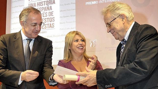Santos Juliá recibe su premio en presencia de la alcaldesa de Jerez
