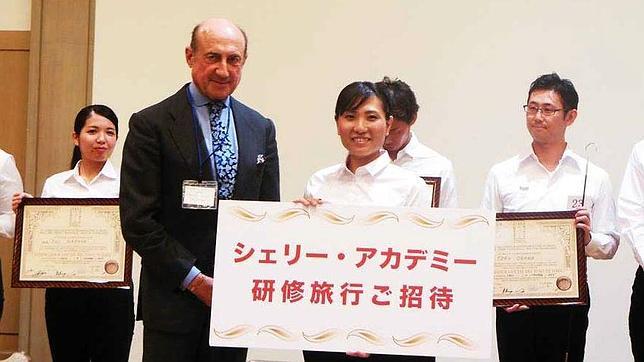 Beltrn Domecq con la ganadora del ttulo de Venenciador Oficial del Vino de Jerez