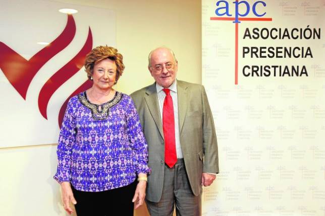 Benigno Blanco junto a la presidenta de Presencia Cristiana, en su conferencia de ayer 