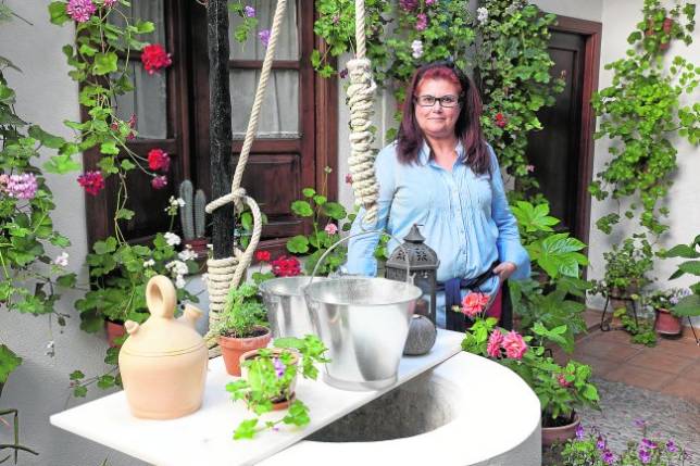 Mar�a �ngeles Flores Casa posa junto al pozo de su patio en la calle Pedro Verdugo, 8