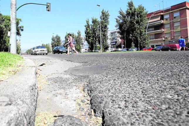 Pavimento en mal estado en la avenida de la zona de Levante
