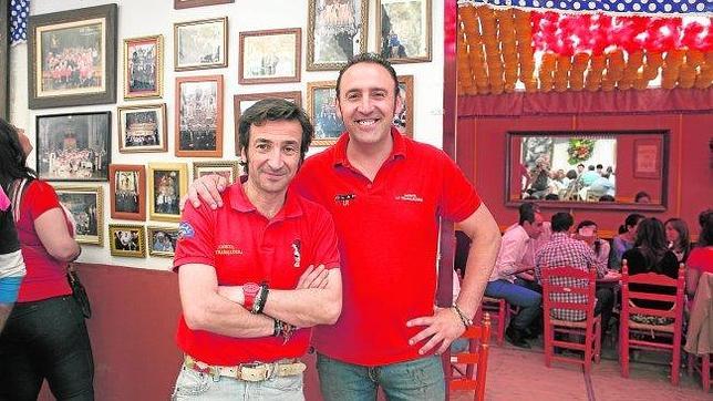 Luis Miguel Carri�n �Curro�, junto a su compa�ero David Arce, en la caseta La Trabajadera