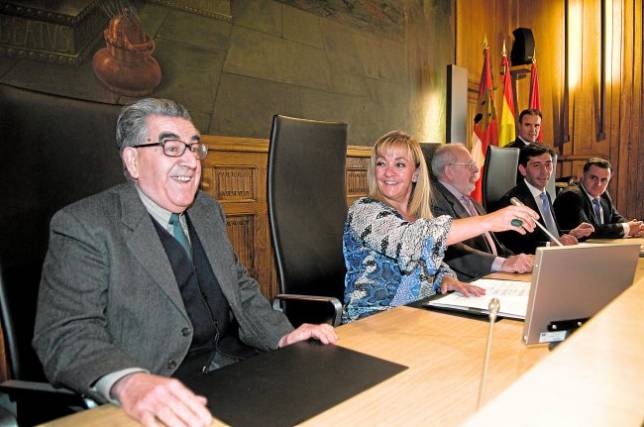 (periodista)ALBERTO PÉREZ RUIZ nació en Arnedo (La Rioja) en 1935 y falleció en León el 28 de mayo. Párroco en la localidad de Aldeanueva de Ebro (La Rioja). En 1968 cuelga los hábitos para ingresar en la Universidad Complutense de Madrid, licenciándose en Ciencias Exactas. A partir de 1973 ejerce de maestro en la provincia de León. En 1978 inicia su carrera política en el PSOE como alcalde de Valencia de Don Juan. En 1984, como presidente de la Diputación de León, y en 1999, concejal del Ayuntamiento de Valencia de Don Juan.