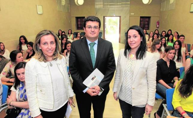 El director de ABC C�rdoba, Francisco J. Poyato, junto a Mar�a Jos� Palma y Aguas Santas L�pez