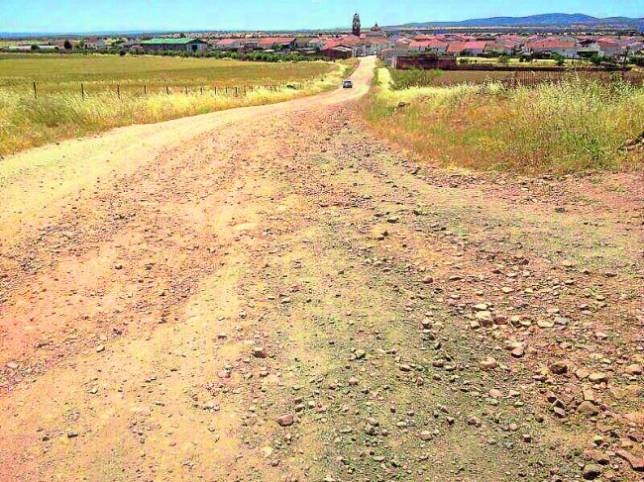 Arriba, estado de la carretera de Valsequillo a Monterrubio de la Serena. A la izquierda,pavimento en mal estado de la A-306 a su paso por El Carpio. Abajo, parcheado de la carretera A-421 de Pozoblanco a Villanueva de C�rdoba 