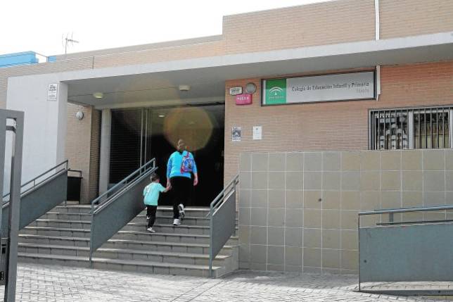Una madre y su hijo entrando en el colegio Nore�a