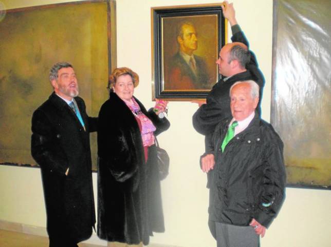 Gonzlez de Vega y Mara Antonia Borrajo donan Retrato de S.M. el Rey Juan Carlos I, de Justo Girn, al museo Florencio de la FuenteJAVIER GONZLEZ DE VEGA Y SAN ROMN naci el 3 de mayo de 1935 en Granada y ha muerto en Santorcaz, Madrid, el 2 de junio de 2014, el da en el que S.M. el Rey anunci su voluntad de abdicar. Fue miembro activo de las Juventudes Monrquicas de Granada y mantendra ese espritu toda su vida.