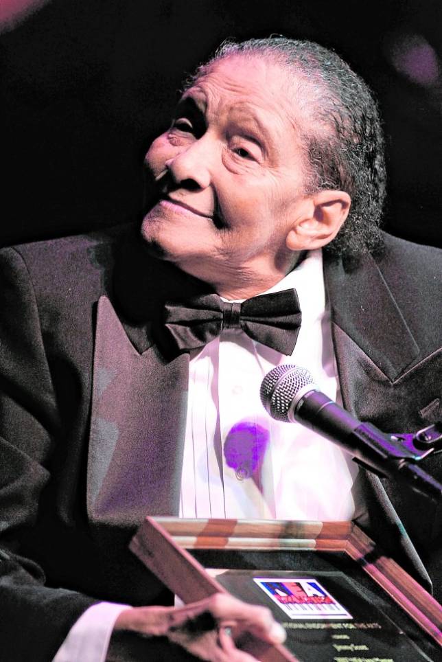 JIMMY SCOTT nació en Cleveland, Ohio, Estados Unidos, el 17 de julio de 1925 y falleció el 12 de junio en Las Vegas, Nevada. Conocido como Little Jimmy Scott,  cantante de jazz, pop y rhythm and blues. Debido a una enfermedad llamada «Síndrome de Kallman», que paralizó su crecimiento, ha sido, quizás, el cantante más original de cuantos se formaron trabajando en el rhythm & blues de los años 50.